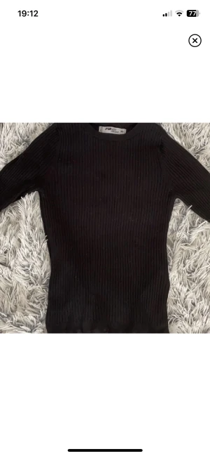 Tröja - Svart ribbad tröja från New Yorker i storlek XS. Säljer pga att den inte kommer till användning. Skriv privat för fler bilder. Pris kan diskuteras!