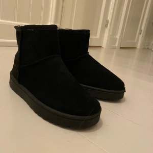 Oandvända fejk uggs  - Ett par varma och sköna fejkuggs. Helt oandvända. De är i storlek 36/37 men de är ganska små i storleken enligt mig.   