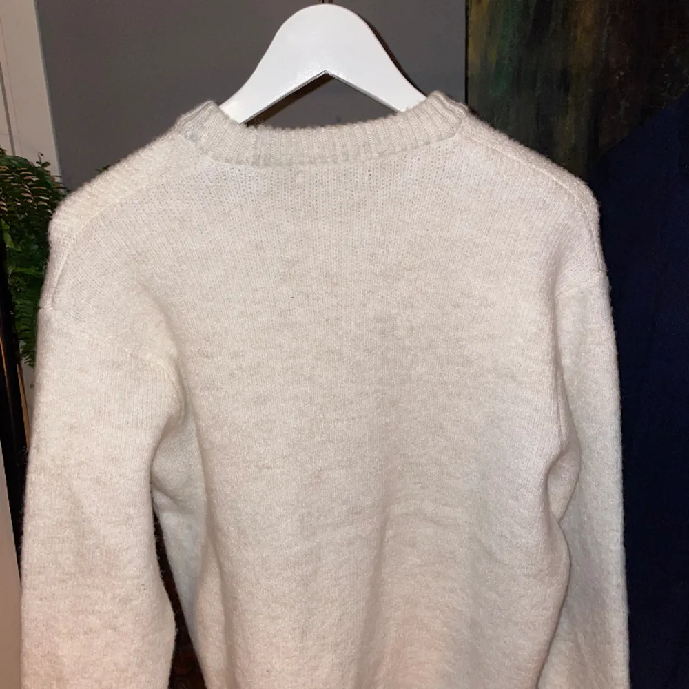 Stickad tröja från zara, vit/krämfärgad. Den är tjockt stickad och i ull. Som ny i storlek small. Pris kan diskuteras! . Stickat.
