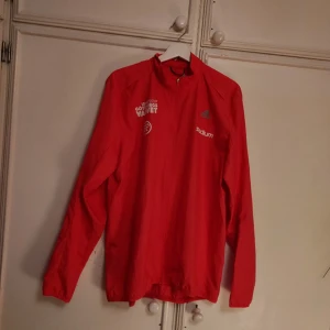 Adidas vidjacka  - Orange/ korall vindjacka från adidas i  st M 