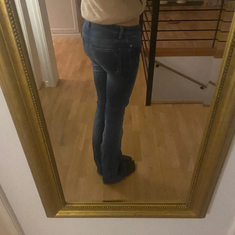 Säljer dessa Low waist jeans från Zara! Det är mina bilder💓 innebärs längd: 86cm och passar mig perfekt som är 170!. Jeans & Byxor.