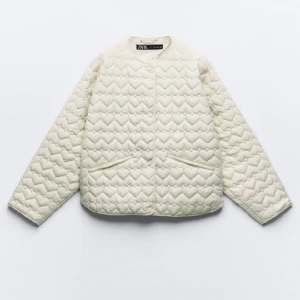 Zara jacka  - Säljer denna jätte fina, slutsålda jackan från zara. Den är använd en gång. Och säljer den eftersom den inte kom till användning. Köpt för 400kr!🩷