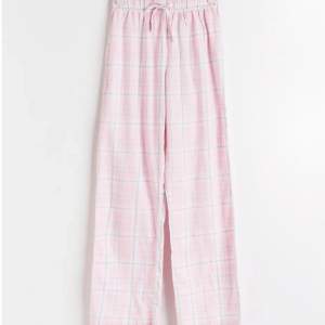 Säljer dessa rosa pyjamasbyxorna PÅ FÖRSTA BILDEN från Gina Young då dom tyvärr var för små för mig. Strl 158/164 så jag skulle säga att dom är som en xs-s💞  Köparen står för frakten Skriv vid funderingar!  PRIS GÅR ATT DISKUTERAS!