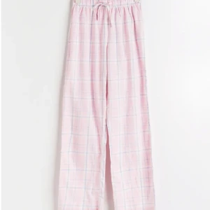 Rosa pyjamasbyxor  - Säljer dessa rosa pyjamasbyxorna PÅ FÖRSTA BILDEN från Gina Young då dom tyvärr var för små för mig. Strl 158/164 så jag skulle säga att dom är som en xs-s💞  Köparen står för frakten Skriv vid funderingar!  PRIS GÅR ATT DISKUTERAS!