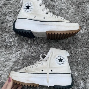 Vita Converse  - Sparsamt använda, lite smutsiga men går lätt att tvätta bort. Nypris 1200kr. Säljer pga de är för små för mig 