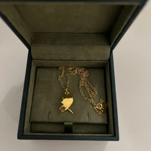 MARIA NILSDOTTER HALSBAND (HALVT HJÄRTA) - säljer mitt fina Maria Nilsdotter halsband, den är i jätte bra skick och lämnats in en gång för gulplatering och sen inte andvänd det sen det fixades, så den är i bra skick. köptes på sommarlovet 2023❤️Det är den vänstra halvan Nypris ca 1600 för ett