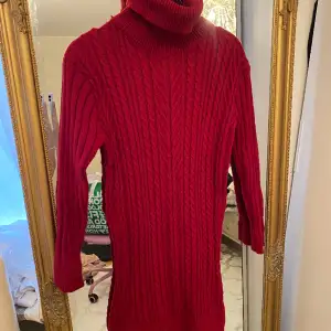 Så fin röd klänning perfekt för vår och vinter. Storlek M