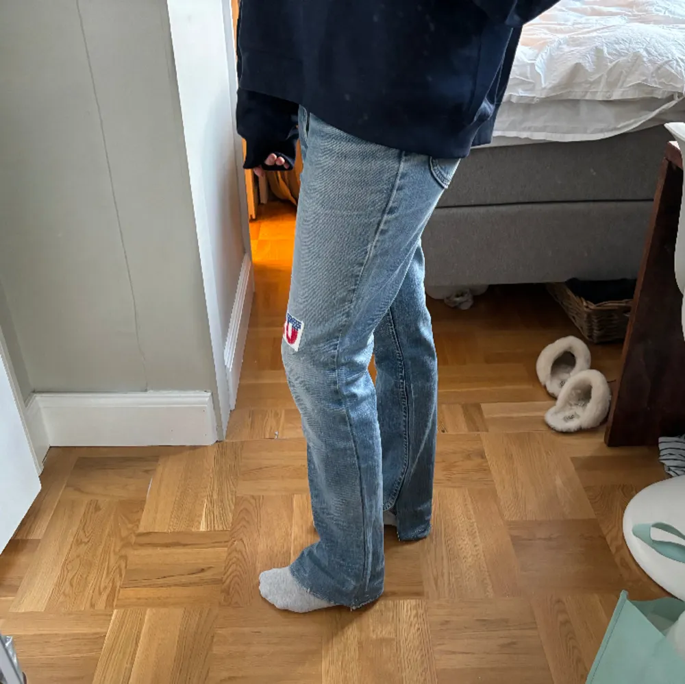Så snygga och originella jeans från lee. Slits längst ner, hittar ingen storlek i men skulle gissa 28 i midjan och jag är 1,68🫶🏼. Jeans & Byxor.