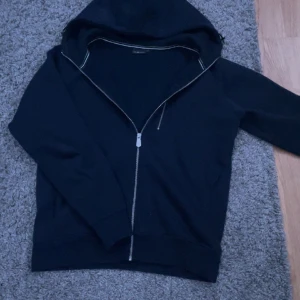 Sail Racing Kofta - Svart märke kan vara svårt att se. kan diskutera pris vid snabb affär, tjock hoodie bra inför kalla vädret. Finns 2 super små hål på höger arm 
