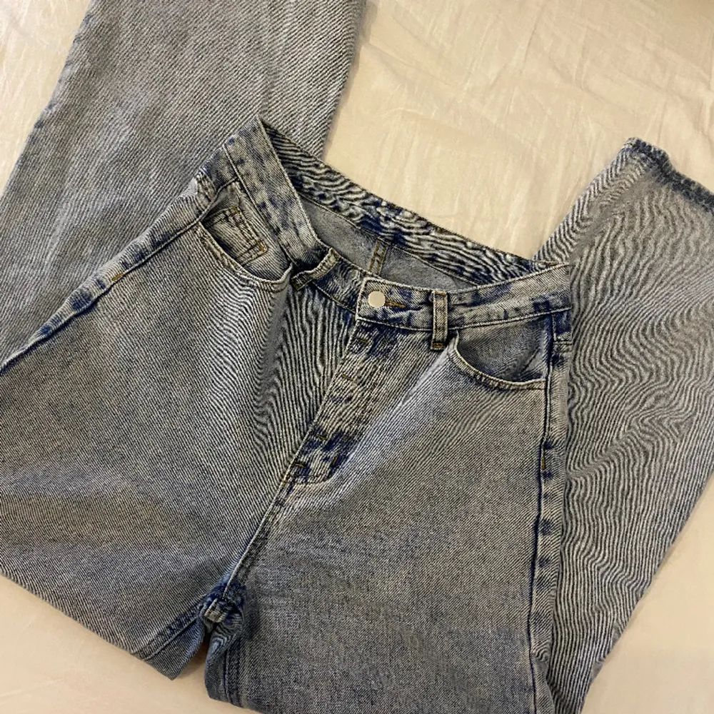Högmidjade jeans som använts ett fåtal gånger! Kom privat för fler bilder.😁. Jeans & Byxor.