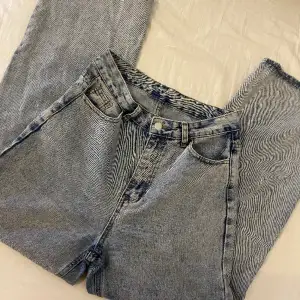 Högmidjade jeans som använts ett fåtal gånger! Kom privat för fler bilder.😁