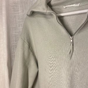 Tröja - Grön tröja med dragkedja från Mango!