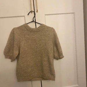 Stickad t-shirt  - Säljer mina super snygga stickade tröja ifrån NA-KD för den inte kommer till användning längre❤️ Jätte fint skick, knappt använd❤️ Den är i storlek M men passar mer  Xs/S❤️ 