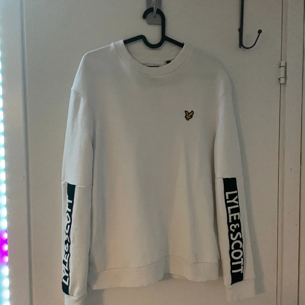 LYLE SCOTT tröja, skit bra skick och är knappt använd, säljer den för den är för liten. Ordinär pris 800:-. Tröjor & Koftor.