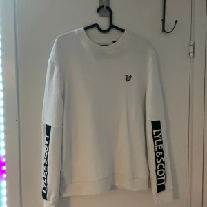 LYLE SCOTT Tröja - LYLE SCOTT tröja, skit bra skick och är knappt använd, säljer den för den är för liten. Ordinär pris 800:-