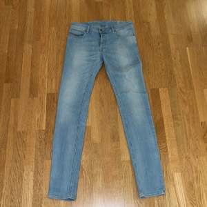 Riktigt fina jeans i bra kvalitet  Aldrig använda  32/34  Hör gärna av dig vid frågor  Pris kan diskuteras 