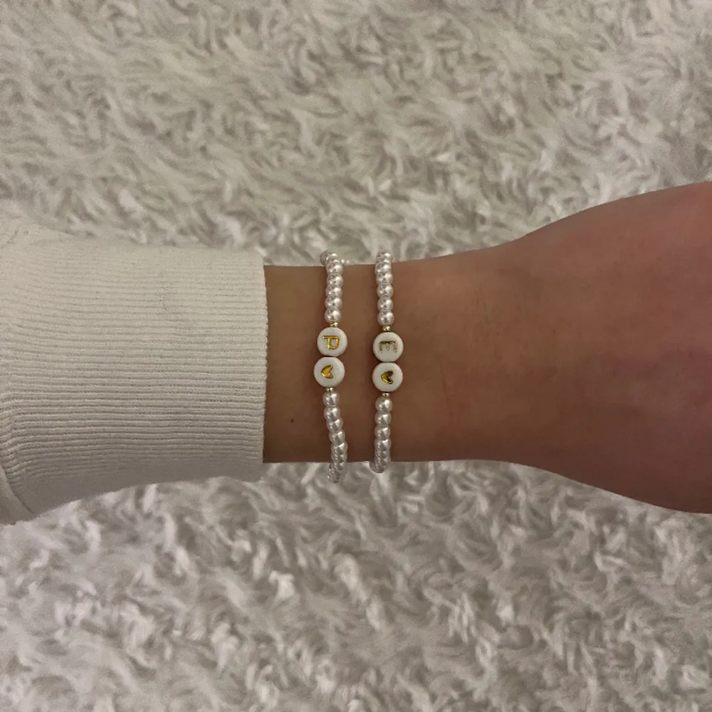 Suuuper snygga armband, designa fritt med egna namn designs och färger😍 finns att få i guld och silver💕💕 pris varierar beroende på design, vid köp av 4 armband frifrakt annars 18kr frakt💕. Accessoarer.