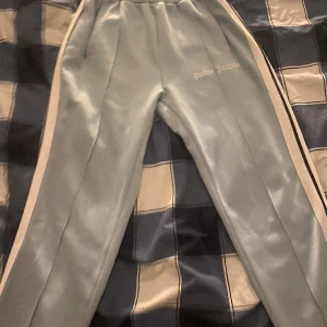 Palm angels byxor - Säljer dessa byxor då jag har växt ut dom och dom är lite slitna