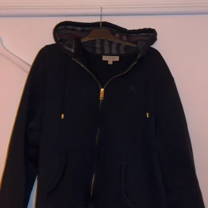 Burberry zip hoddie  - Säljer en burberry zip riktigt fet inga hål inget ting använd 3 gånger ish kom dm om de e nån fråga 