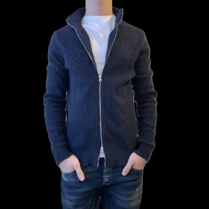 Only sons cardigan - Säljer nu denna cardigan ifrån only sons i fint skick. Storlek S.