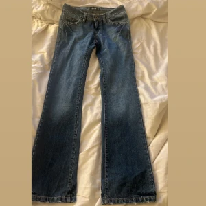 Lågmidjade jeans bootcut - Snyggaste lågmidjade bootcut jeansen ifrån dolce & Gabbana ! Säljer då de tyvärr är försmå för mig😓 Osäker på storlek men passar antagligen någon med XS-S