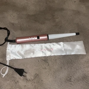 Remington locktång  - En rosa/vit locktång från remington. Upp till 210 grader och man får extremt fina lockar. Har andhämtning den en gång.