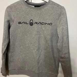 Sail racing tröja - Helt ny sailracing tröja i jättefint skick. Nypris 699kr. Priset går att diskuteras.   Skriv för fler bilder eller frågor💕