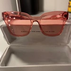 Chimi solglasögon - Inga repor, ser inga som helst defekter på solglasögonen💓 De kostade 1250kr💕
