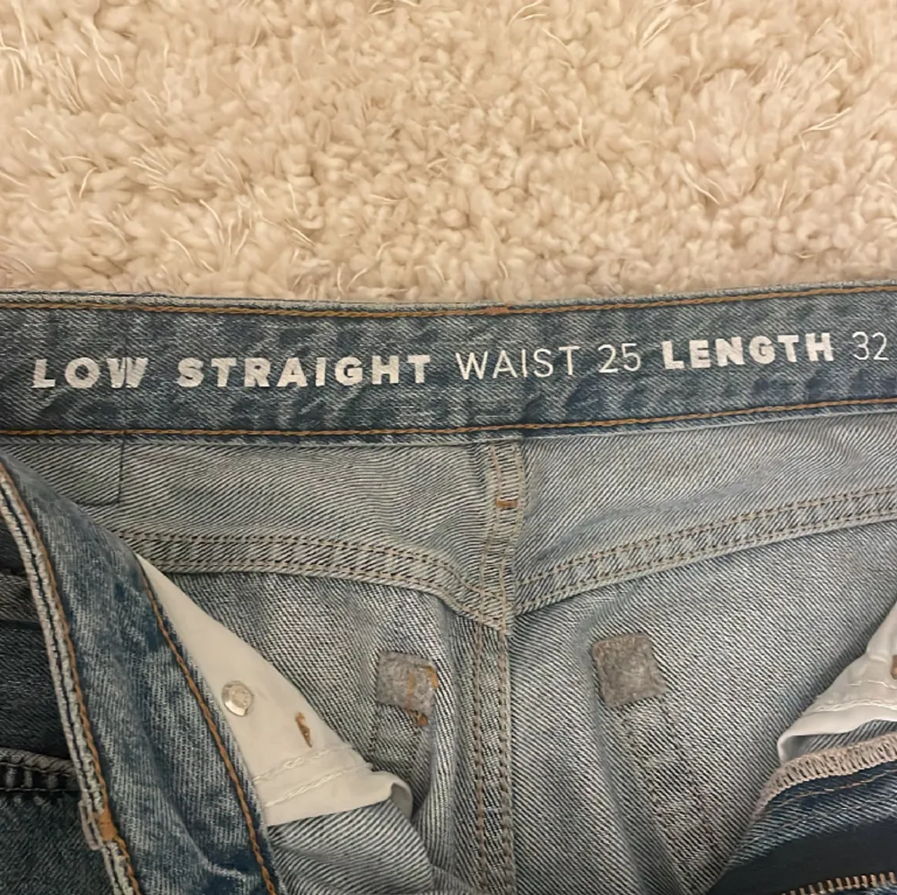 Jeans frpn bikbok, få tecken på slitage💓 Straight low waist 💓💓. Jeans & Byxor.