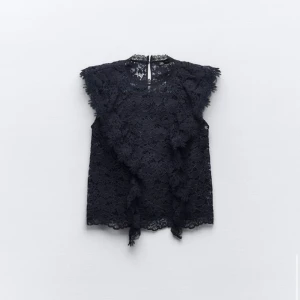 Zara spetsblus med volanger  - Mörkblå spetsblus med volanger, använt fåtal gånger, säljs pågrund av att inte kommit till användning, ser helt som ny ut , pris kan diskuteras , nypris 379