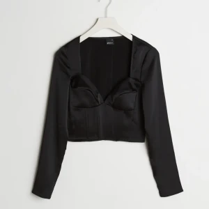 TOPP - Säljer denna superfina svarta festtopp då den inte passar mig. Den är aldrig använd med lapparna kvar🖤