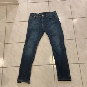 Levis 502 - Skick 9/10. Använda 1-3 gånger. Nypris 1000kr. Säljer för att jag har vuxit ur dem. Storleken är 31/32 Riktigt feta🔥