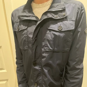 J.Lindeberg jacka - Sjukt snygg J.Lindeberg jacka, stilren och fräsch perfekt till våren 😊🙌  Storlek M ! Priset är ej hugget i sten så kom gärna med prisförslag! 🤝😊 men ha i åtanke att priset redan är nedsatt lågt för snabb affär 🤝 modellen är 183