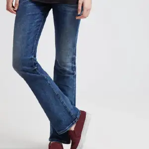 Så fina lowwaist bootcut jeans från Ltb i mycket eftertraktade valerie modellen!! Knappt använda, säljer då de är förstora för mig. Storlek 26/30. Så fina och trendiga!! Köpta på Zalando för 700 kr