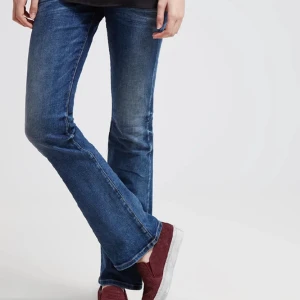 Ltb valerie jeans - Så fina lowwaist bootcut jeans från Ltb i mycket eftertraktade valerie modellen!! Knappt använda, säljer då de är förstora för mig. Storlek 26/30. Så fina och trendiga!! Köpta på Zalando för 700 kr