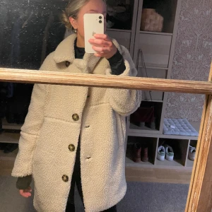 Fluffkacka - En längre fluff jacka från Lindex!😍 Anvämd ett fåtal gånger då den är lite liten för mig!