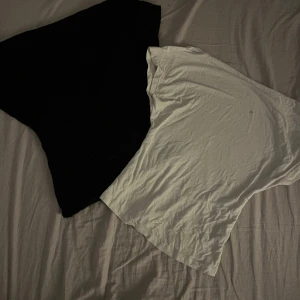 två par rygglösa toppar - jättesnygga rygg toppar,säljs tillsammans i svart och vitt 💗