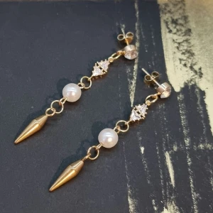 Handgjorda örhängen  - Handgjorda örhängen●Följ :@ekjewelryofficial🤲 ● 💎Material- 18k guldpläterad metall, pärlor, rostfritt stål och zirconia ●Örhängeskrokar -Hypoallergen metall. Nickel fri. Längd -6cm 