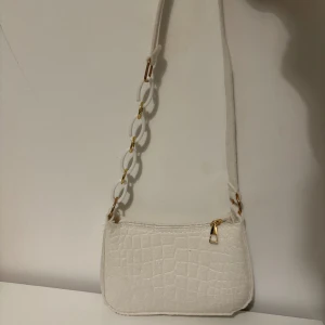 Väska  - Vit väska. Använd 1 gång. 