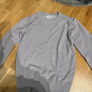 Stickad tröja  - Snygg stickad tröja i väldigt bra skick !! I storlek m men passar s/xs också 