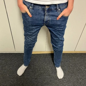 Slim Weekday Jeans - Väldigt bra skick! Slim fit och i storlek 30-34. Skriv i pm vid frågor eller funderingar!
