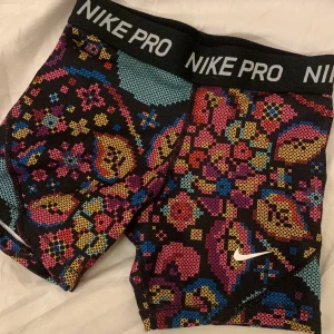 Nike PRO shorts - Säljer dessa shorts jag köpte och var för små det är barnstorlek m skulle tro det var ca xs 