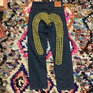 Vintage Evisu Jeans - Hej!  Säljer dessa evisu jeans. Otrolig brodyr på baksidan av jeansen. Inhandlade för många år sedan, men har blivit lite osäker på äktheten därav priset.   Storleken är 30.  Hör av dig om du har några frågor!