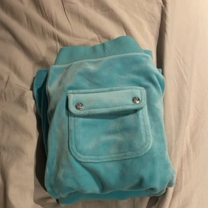 Juicy byxor  - Ljusblåa Juicy byxor. Bra skick.