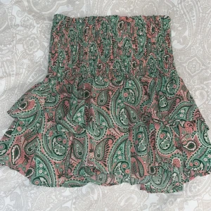 sommar kjol - skit söt o ja har använt den nåra gånger förra sommaren, den är rätt töjbar så den passar i massa storlekar super snyggt💞se till o kolla sista bilden eftersom de två första såg man inte färgen ordentligt!! 