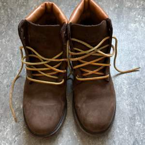 Säljer mina Timberland skor använda endast EN gång! Super bra skick. Varma och sköna till vintern.