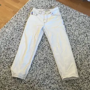 Riktigt feta vita Polar 93 jeans i fint skick! inga slitningar, knappt använda!