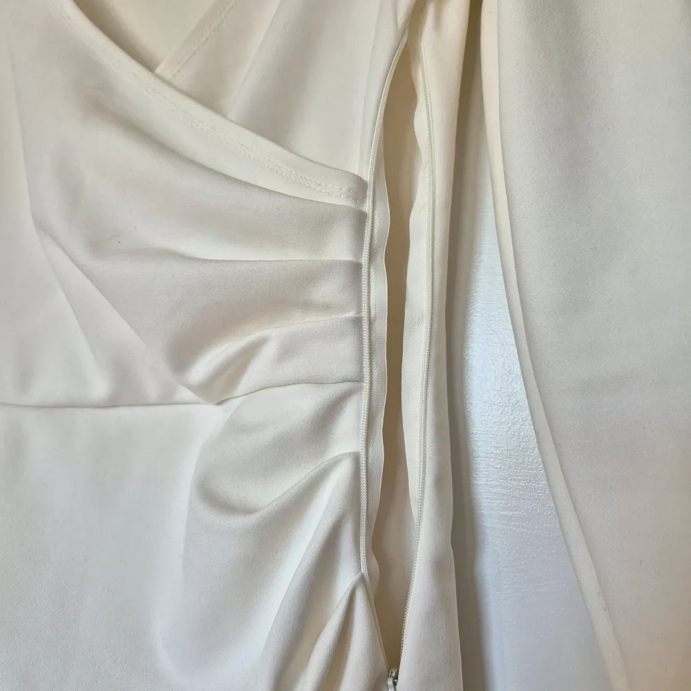 Såå fin vit klänning från NLYone. Den är i superskick!. Klänningar.