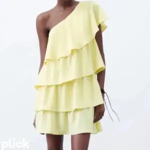 Söker denna klänningen från zara helst i storlek S!!🫰🏼💋🫰🏼💋