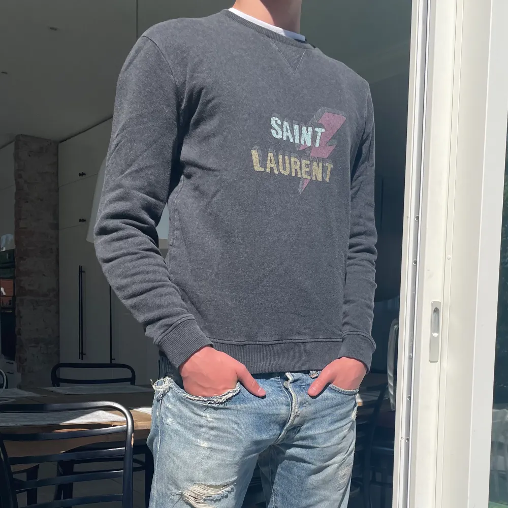 Snygg Saint Laurent sweatshirt som inte säljs längre, skick 9/10, storlek S, Tvek inte att skriva om du har några frågor!😃. Tröjor & Koftor.